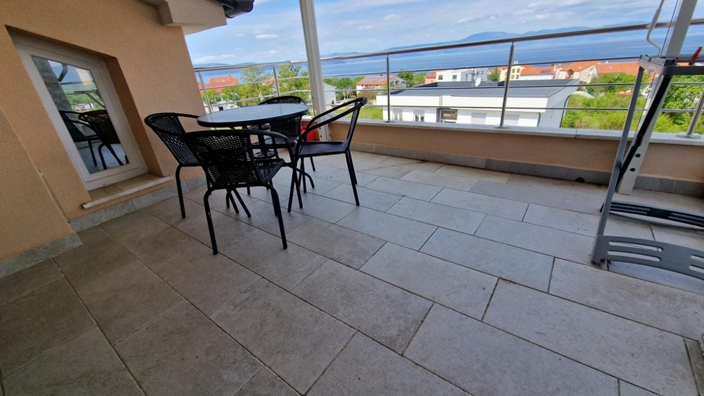 Slnečná terasa podkrovného apartmánu na ostrove Krk