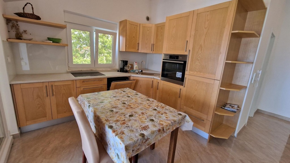 Drevená kuchynka s jedálenským kútom v apartmáne v Njivice