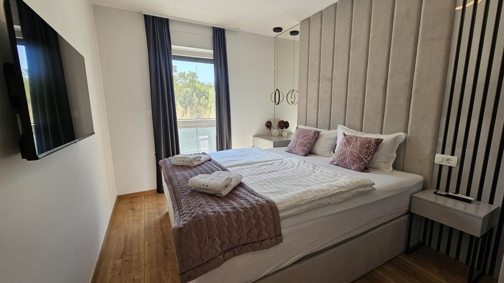 Spálňa s manželskou posteľou v apartmáne na ostrove Krk