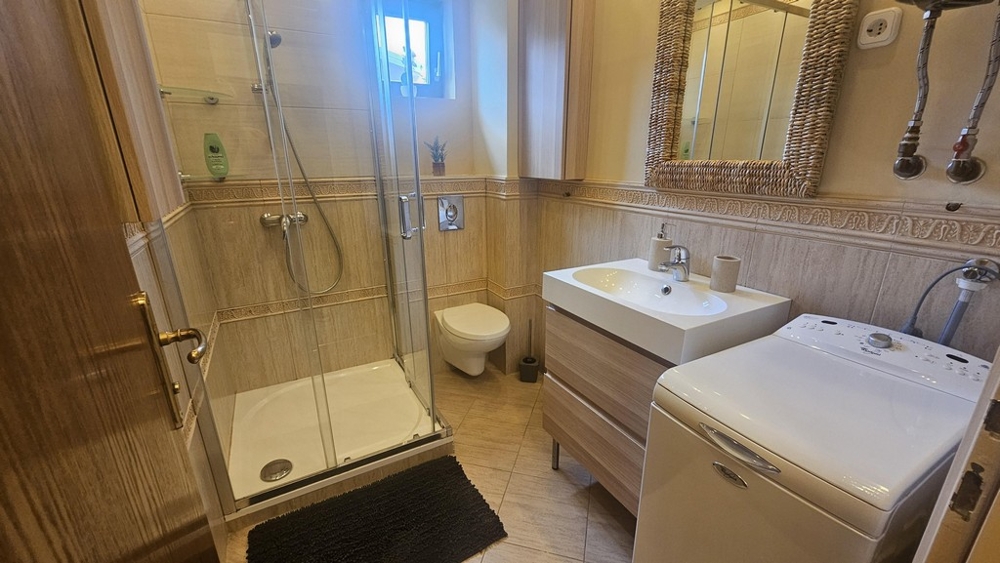Kúpeľňa so sprchovacím kútom, WC a práčkou