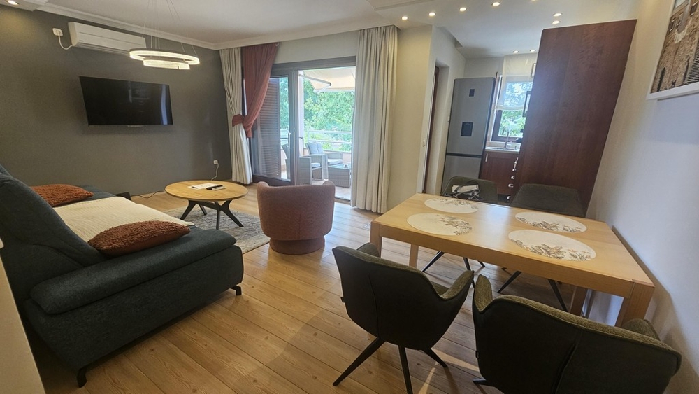 Obývacia izba s jedálenským kútom a vstupom na balkón