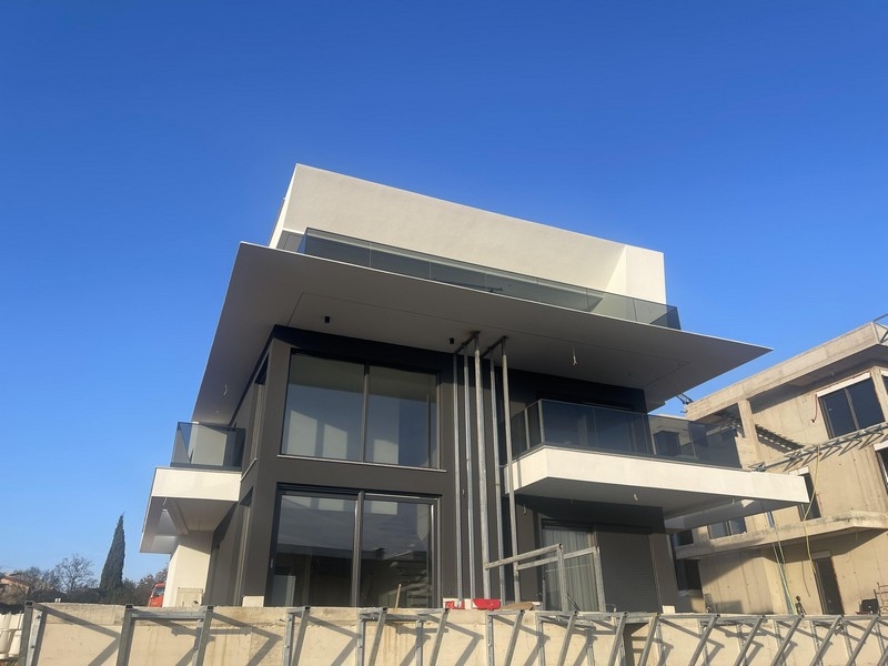 Moderná obytná budova s ​​penthouse v Njivice, bočný pohľad