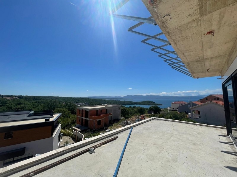 Strešná terasa penthouse s pergolou a výhľadom na more