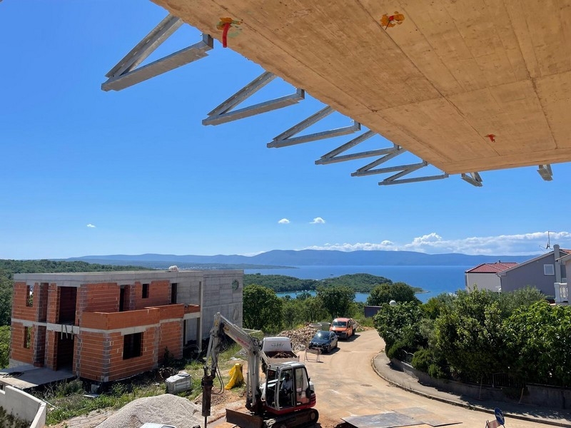 Výhľad zo strešnej terasy nad Njivice na more