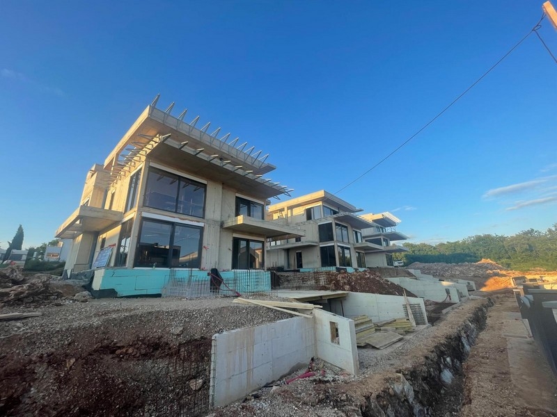 Novostavba s penthouse v Njivice, výhľad z príjazdovej cesty