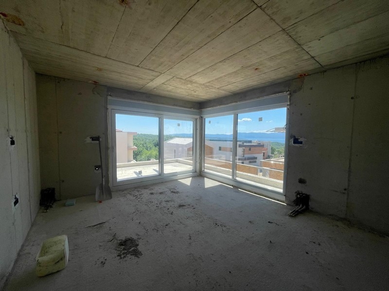 Izba s veľkým oknom a výhľadom na more v strešnom apartmáne