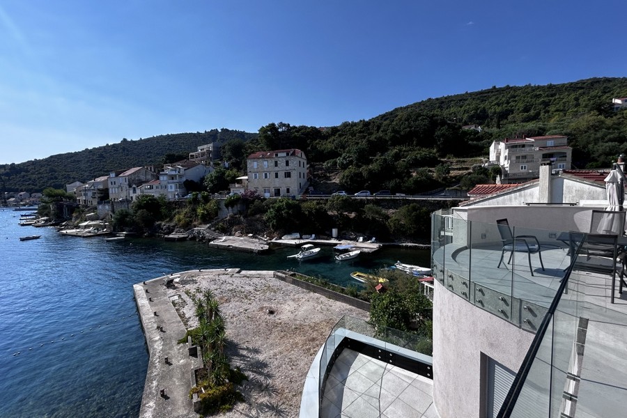 Výhľad z terasy na mesto a záliv, Račišće Korčula