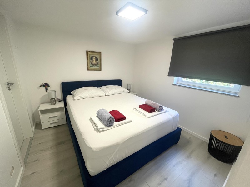 Spálňa s manželskou posteľou v prízemnom apartmáne v Njivice