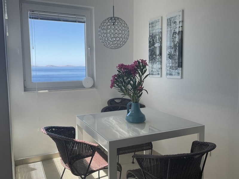Jedálenský kút s výhľadom na more v zariadenom apartmáne na Murteri