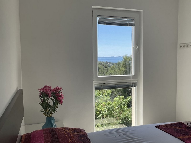Spálňa s výhľadom z okna na more, apartmán Murter
