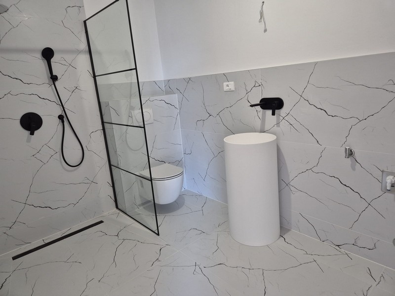 Kúpeľňa so sprchou a WC