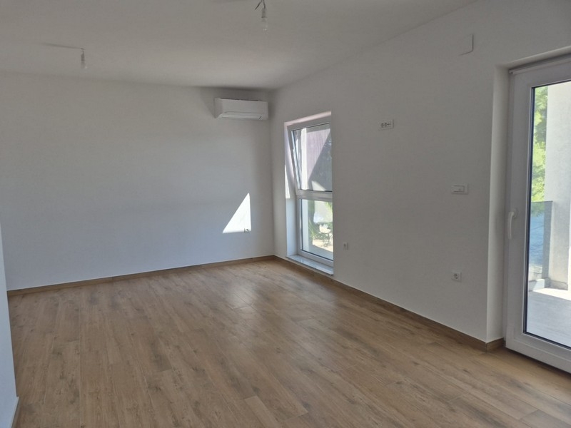 Obytná časť penthouse s drevenými podlahami a oknami
