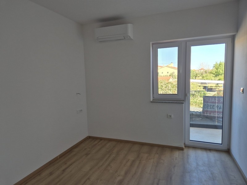 Izba s dverami na terasu a výhľadom von