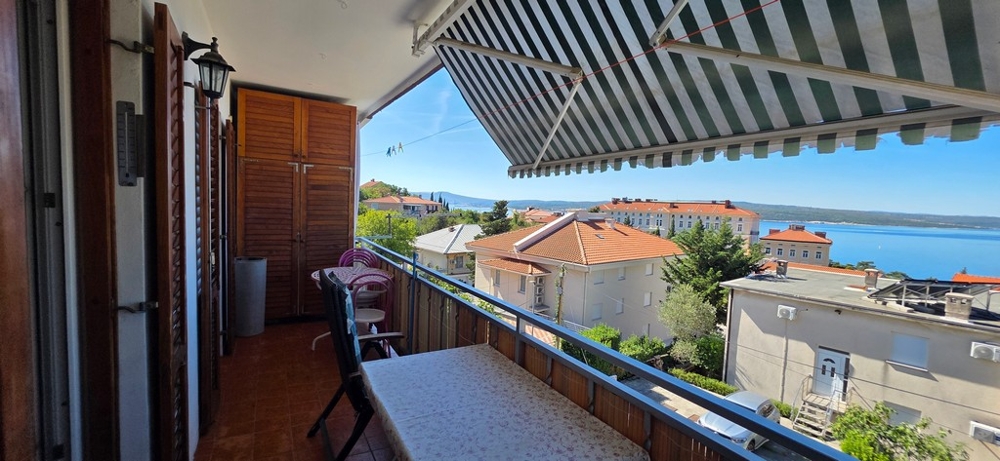 Krytá terasa s výhľadom na Crikvenicu na more, apartmán A4103