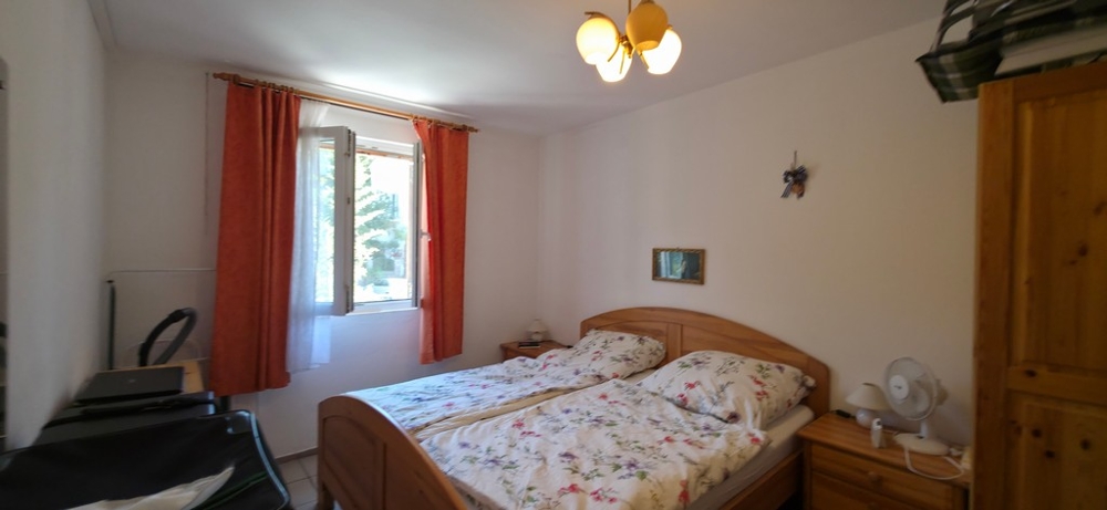 Druhá spálňa s dreveným nábytkom, apartmán A4103 v Crikvenici