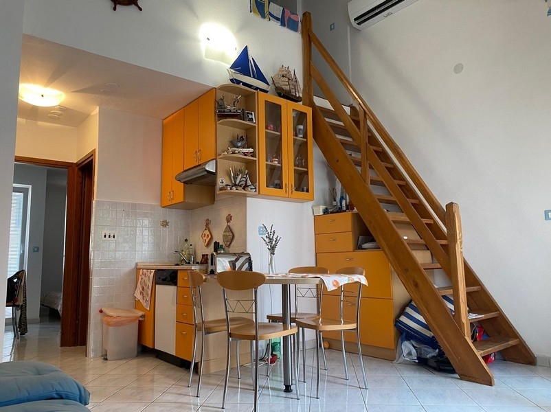 Obývacia časť so schodiskom na galériu a posedením