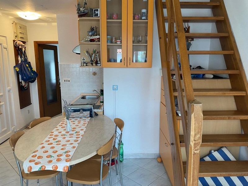 Drevené schody na galériu v obývacej časti
