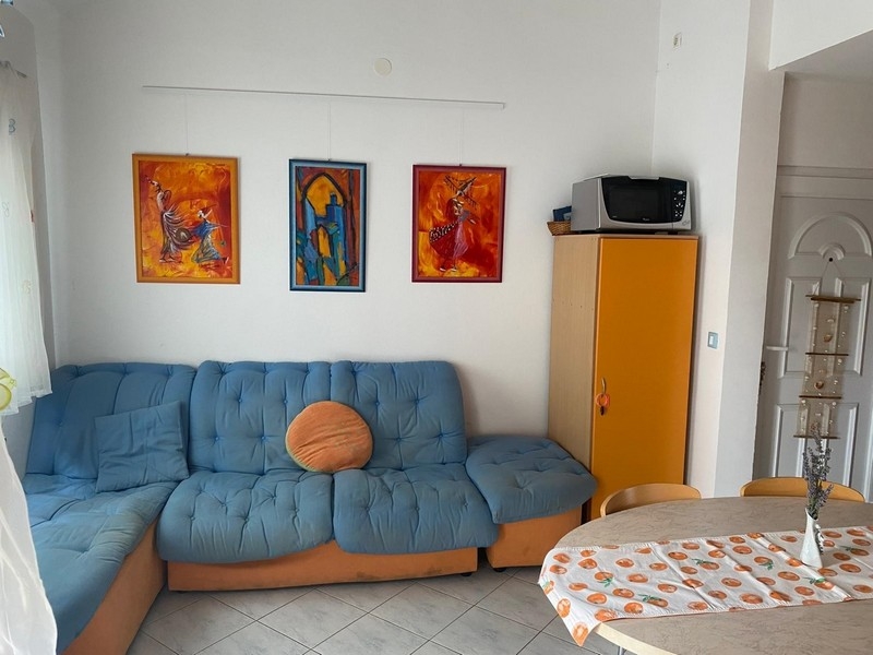 Obývacia izba s pohovkou a skriňou