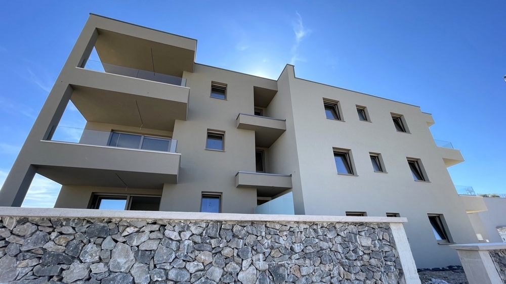 Bočný pohľad na obytnú budovu apartmánu A4106 v Tribunji