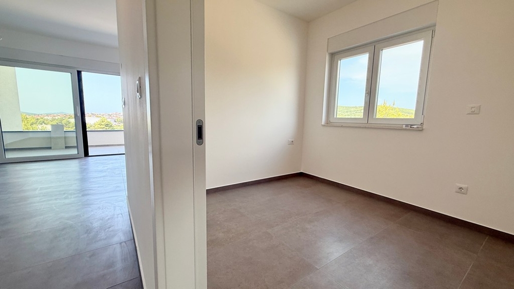 Spálňa s výhľadom na terasu v apartmáne A4107 vo Vodiciach