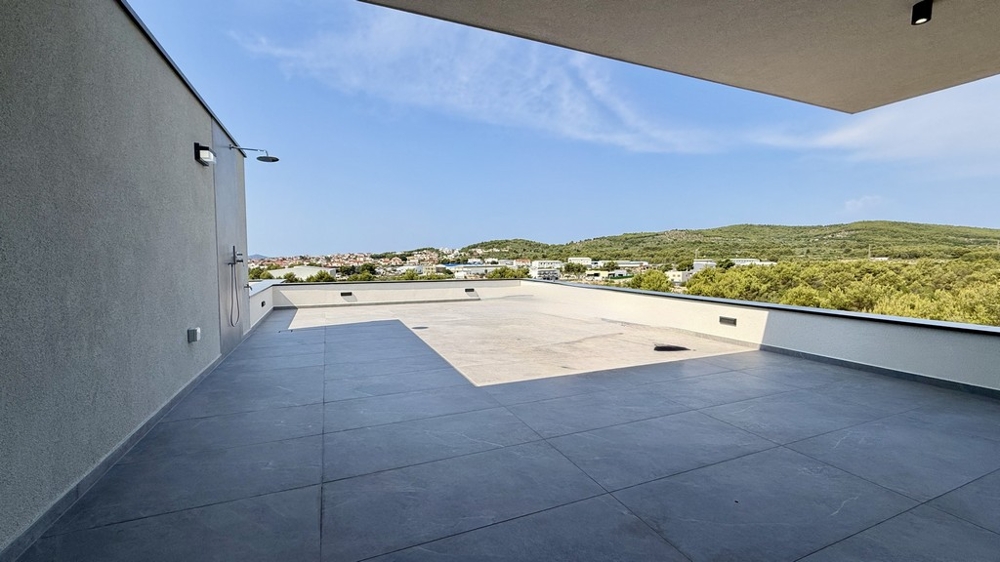 Krytá plocha strešnej terasy s výhľadom do zelene, byt A4107 Vodice