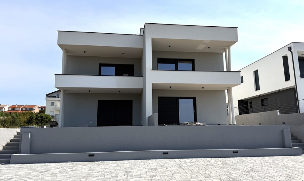 Pohľad spredu na budovu s krytými terasami, apartmán A4107 Vodice