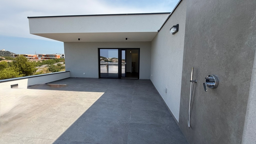 Strešná terasa s vonkajšou sprchou a vstupom do letnej kuchyne, apartmán A4107 Vodice