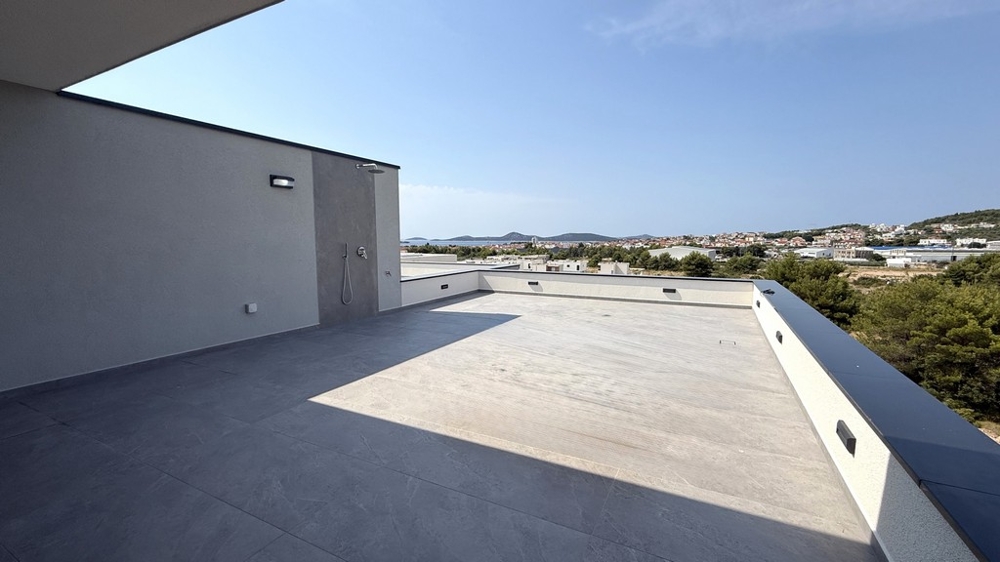 Široká strešná terasa s výhľadom na Vodice na more, apartmán A4107