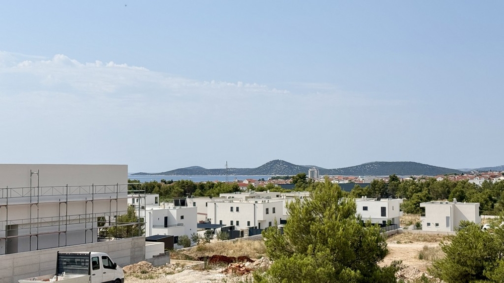 Výhľad z terasy cez strechy Vodice na more, apartmán A4107