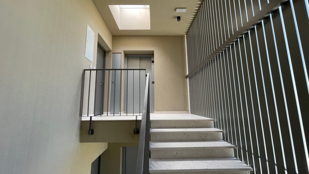 Schodisko novostavby vo Vodiciach s prístupom do strešného apartmánu