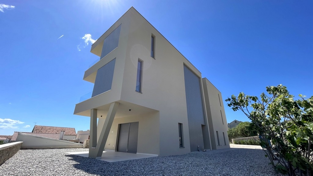 Bočný pohľad na novostavbu s penthouse vo Vodiciach