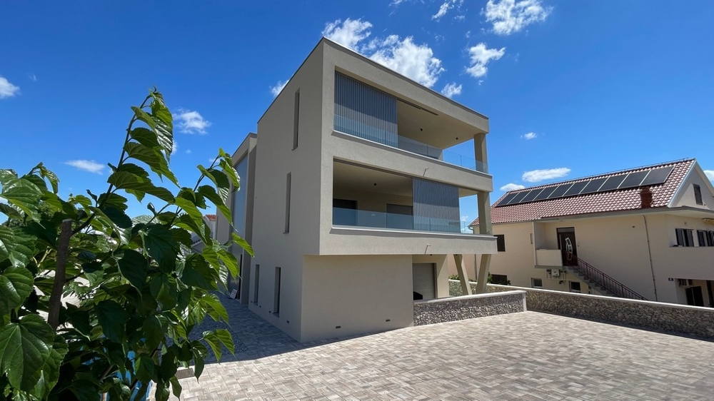 Novostavba vo Vodiciach s penthouse, bočný výhľad s terasami