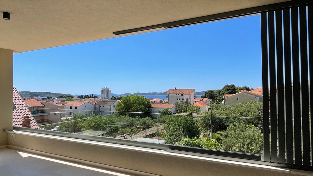 Krytá terasa strešného apartmánu vo Vodiciach s výhľadom na mesto