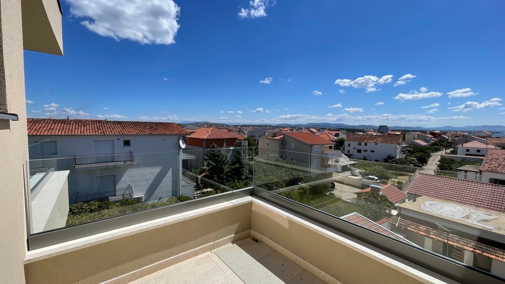 Pohľad z terasy strešného apartmánu na strechy Vodice
