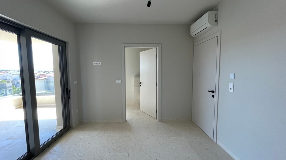 Izba strešného apartmánu vo Vodiciach s klimatizáciou