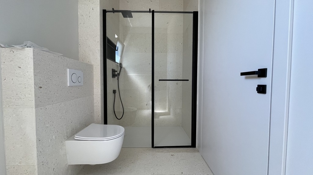 Kúpeľňa strešného apartmánu vo Vodiciach so sprchou a WC