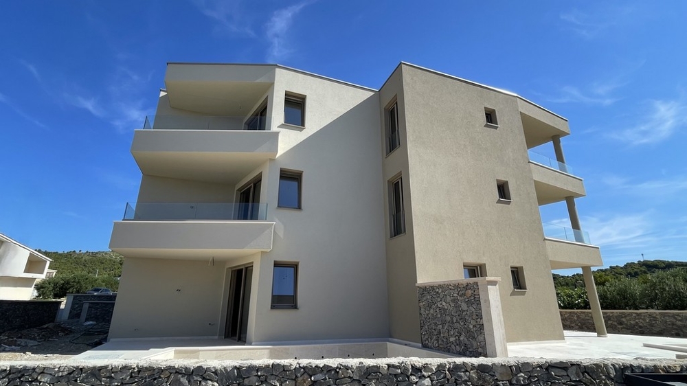 Výhľad na more z krytej terasy apartmánu v Tribunj - A4109