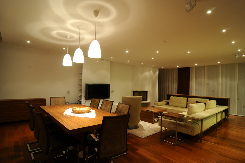 Priestranná obývačka a schodisko na strešnú terasu