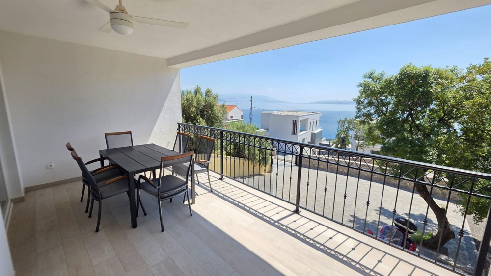 Loggia s jedálenským stolom a výhľadom na more