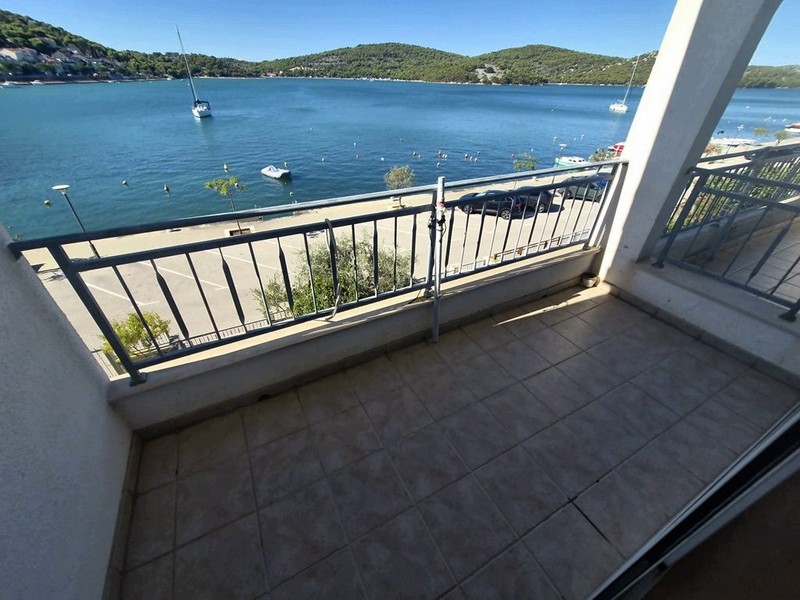 Loggia podkrovného bytu s výhľadom na more v Tisne