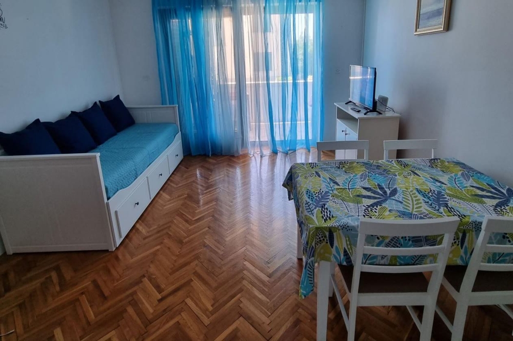 Obývacia izba s pohovkou a jedálenským stolom - Predám byt Chorvátsko A4115