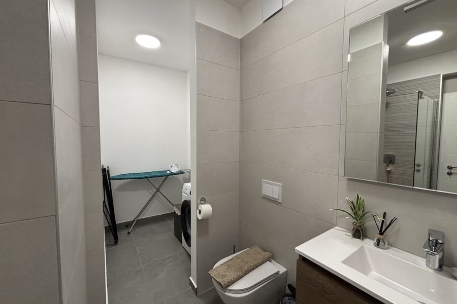 Kúpeľňa s WC a zrkadlom v penthouse v Trogire