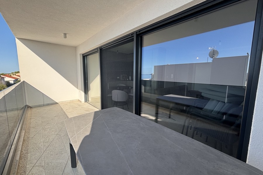 Krytá loggia strešného apartmánu v Okrug Gornji