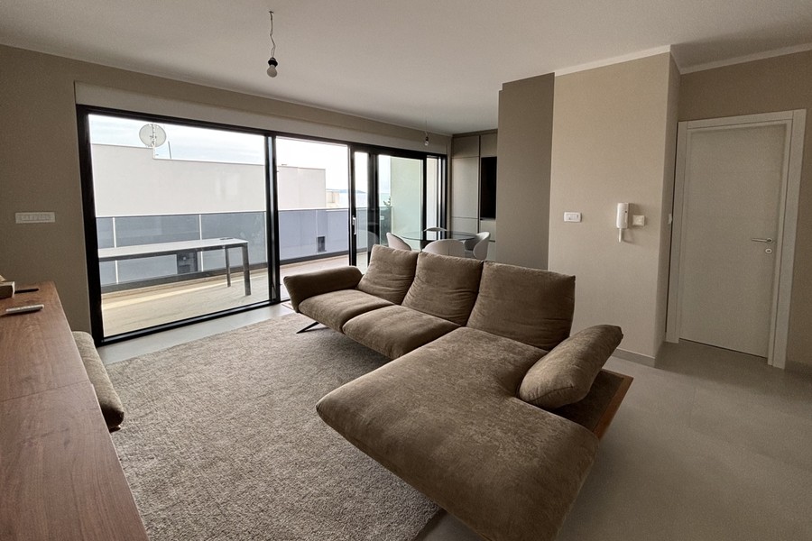 Obývacia izba strešného apartmánu s pohovkou