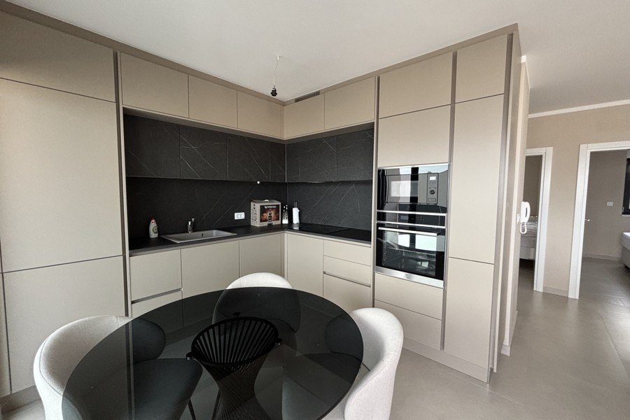 Kuchyňa s jedálenským kútom v strešnom apartmáne na Čiove