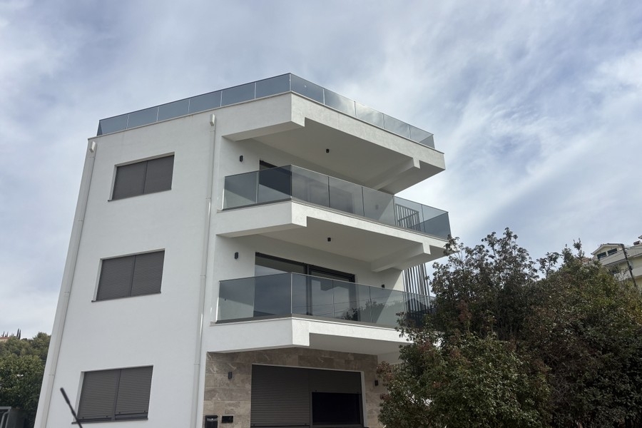 Novopostavený dom s balkónmi a strešnou terasou v Marina