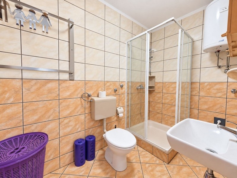 Kúpeľňa so sprchovacím kútom