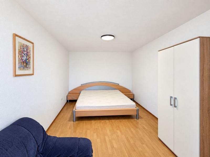 Spálňa s manželskou posteľou a kreslom