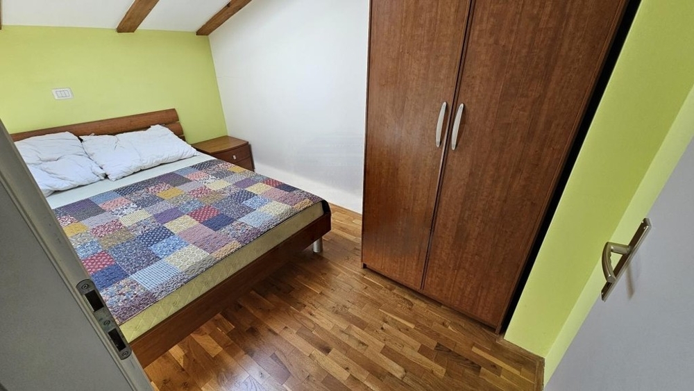 Spálňa s manželskou posteľou a šatníkom