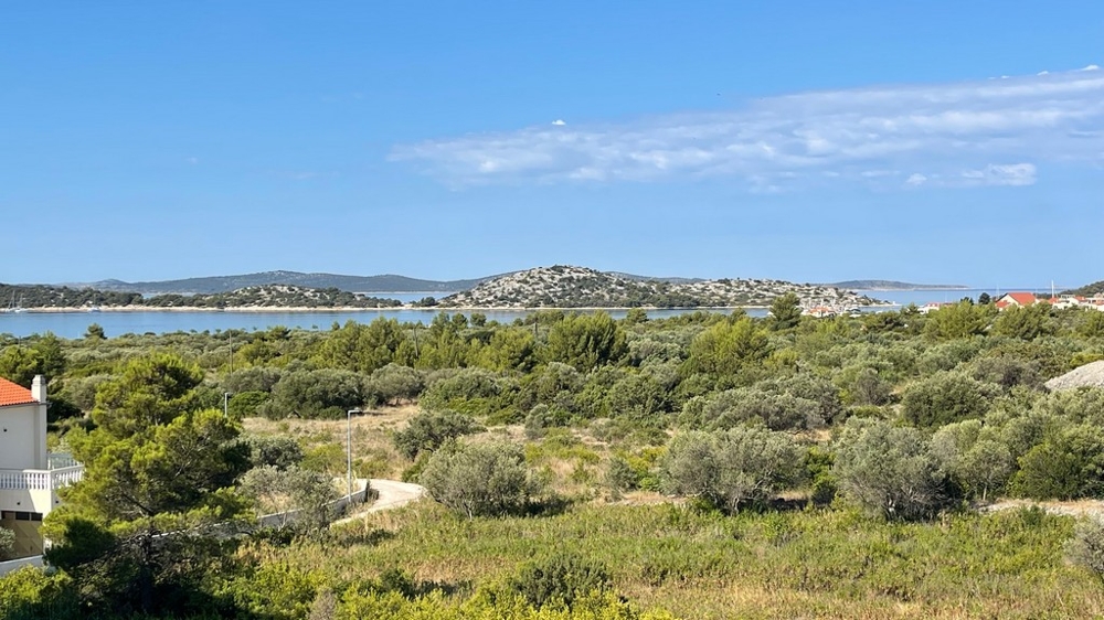 Široký výhľad na olivové háje na záliv Vodice